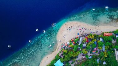 Kumlu plaj Oslob, Cebu, Filipinler açılış Sumilon Adası Beach güzel berrak Denizi suda Yüzme turist ile hava görünümünü. -Boost renk işleme.