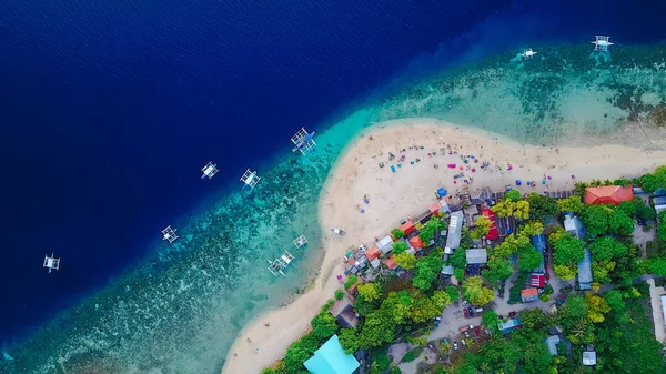 Vista aérea de la playa de arena con los turistas nadando en el hermoso agua de mar clara de la isla de Sumilon desembarco cerca de Oslob, Cebú, Filipinas. - Aumentar el procesamiento de color . — Foto de Stock