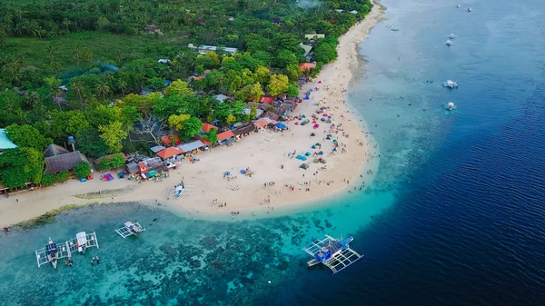 Vista aérea de la playa de arena con los turistas nadando en el hermoso agua de mar clara de la isla de Sumilon desembarco cerca de Oslob, Cebú, Filipinas. - Aumentar el procesamiento de color . — Foto de Stock