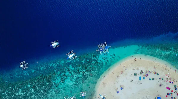 Vista aérea de la playa de arena con los turistas nadando en el hermoso agua de mar clara de la isla de Sumilon desembarco cerca de Oslob, Cebú, Filipinas. - Aumentar el procesamiento de color . — Foto de Stock