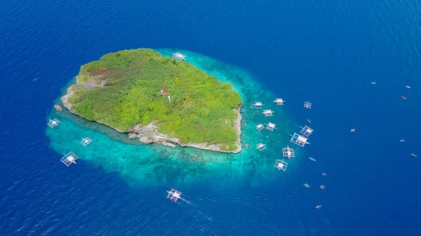 Letecký pohled na pláž s turisty, koupání v krásné čisté mořské vody Sumilon island Beach přistál poblíž Oslob, Cebu, Filipíny. -Zvýší barevné zpracování. — Stock fotografie