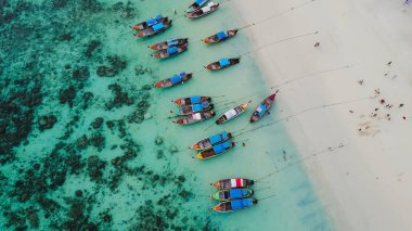 Uzun kuyruk grup üzerinde hava görünümünü tekneler güzel deniz ve plaj, Top görünümünden dron, adası Koh Lipe Satun, Tayland.
