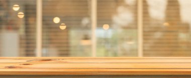Ahşap Pano boş masa üstü arka plan bulanık. Perspektif kahverengi ahşap masa üzerinde kahve dükkanı arka planda bulanıklık. Panoramik banner --ebilmek var olmak kullanılmış sahte montaj ürünleri görüntülemek ya da tasarım için.