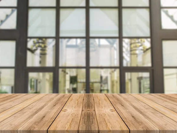 Drewniana deska pusta blat na nieostrym tle. Perspektywny brązowy stół drewniany nad rozmyciem w tle kawiarni - może być używany do modelowania wyświetlacza produktów montażowych lub projektowania kluczowego układu wizualnego. — Zdjęcie stockowe