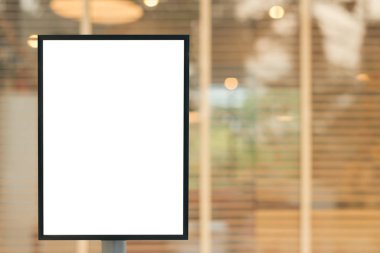 Alay kadar kopya alanı metin mesajı veya içerik modern alışveriş merkezi ile dikey billboard işareti, boş.