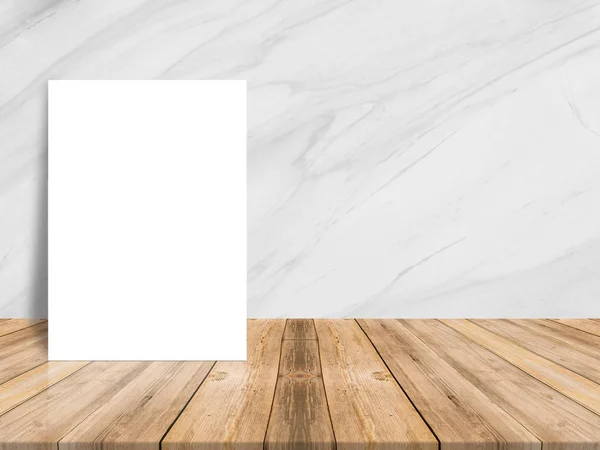 Cartel de papel blanco en blanco en el piso de madera de tablón y la pared de piedra de mármol, Plantilla maqueta para agregar su contenido, dejar espacio lateral para la exhibición del producto . —  Fotos de Stock