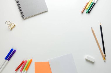 En az çalışma alanı - yaratıcı düz fotoğraf çalışma masası sketchbook ve ahşap kalem kopya alanı beyaz zemin üzerine yatırın. Üstten Görünüm, düz yatıyordu fotoğraf.