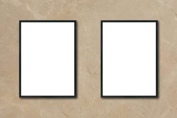 Mock up quadro de imagem de cartaz em branco pendurado na parede de mármore marrom na sala pode ser usado mockup para exibição de produtos de montagem e layout visual de chave de design . — Fotografia de Stock