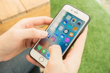 Bangkok, Tayland - 21 Mayıs 2017: Uygulama simgeleri ekranda sosyal medya ile Iphone 7 beyaz sari kullanan adam