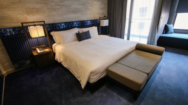 Ahşap ranza yatak ile temiz otel odasında. Vintage etkisi tarzı resimler.