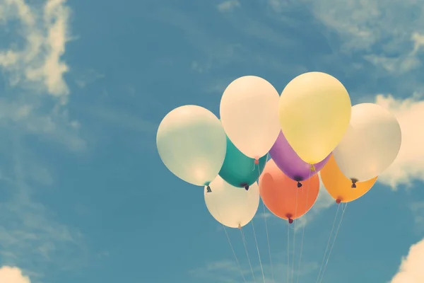 Mavi gökyüzü, yaz ve Sevgililer, aşk kavramı üzerinde renkli balonlar çok balayı düğün. Vintage etkisi tarzı resimler. — Stok fotoğraf
