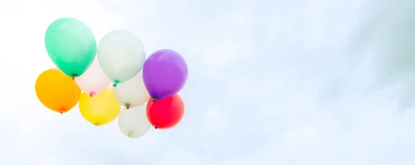 Wiele kolorowych balonów na błękitne niebo, pojęcie miłości w lecie i na wesele, podróż poślubna - panoramiczny transparent. Vintage efekt stylu Zdjęcia. — Zdjęcie stockowe