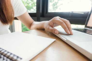 Kız öğrenci Kütüphanesi'nde bir kitaptan not alma. Genç Asyalı kadın kolej kütüphane atamaları yapmak masada oturuyor. Vintage etkisi tarzı resimler.