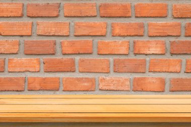 Boş üst ahşap raflar ve taş duvar arka plan. Taş duvar arka plan üzerinde perspektif kahverengi ahşap raflar. -Ürün montaj veya görüntü için kullanılabilir. Ürün görüntüleme için alay.