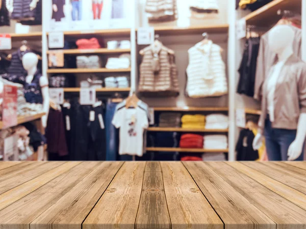 Plateau en bois table vide fond flou. Perspective bois brun sur flou dans les grands magasins - peut être utilisé pour l'affichage ou le montage de vos produits.Maquette pour l'affichage du produit . — Photo