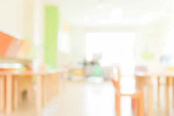 School klas in blur achtergrond zonder jonge student; Wazig zicht op elementaire klasse kamer geen kind of leraar met stoelen en tafels in campus. Vintage effect stijl foto 's. — Stockfoto