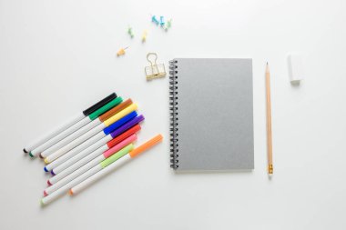 En az çalışma alanı - yaratıcı düz fotoğraf çalışma masası sketchbook ve ahşap kalem kopya alanı beyaz zemin üzerine yatırın. Üstten Görünüm, düz yatıyordu fotoğraf.