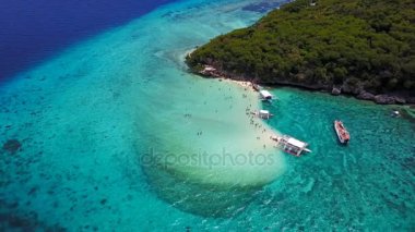 Oslob, Cebu, Filipinler açılış Sumilon Adası Beach güzel berrak Denizi suda Yüzme turist ile kumlu plaj şaşırtıcı üzerinde uçan havadan görünümü.