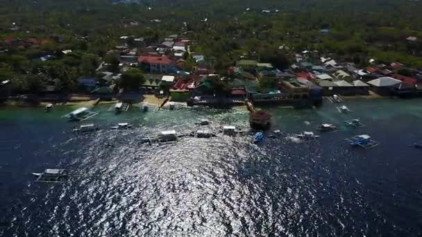 Вид с воздуха над удивительным песчаным пляжем с туристами, купающимися в красивой прозрачной морской воде острова Сумилон, приземляющегося рядом с Осло, Себу, Филиппины . — стоковое видео