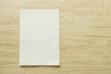 El ilanı broşür broşür tasarımı A4 boyutu kağıt düzeni alan şablonu illüstrasyon mockup, düz ahşap masa üst görünümden lay kadar alay