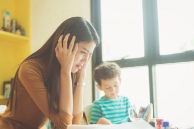 Asyalı öğretmen anaokulu eller quited yaramaz, okul öncesi çocuklar bağımsız değişkeni, sınıftaki çocuklardan bastırmak için başarısız oldu her iki kulak onu ın kapalı. Vintage etkisi tarzı resimler.