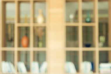 Okul sınıfta genç öğrenci olmadan arka plan bulanıklık; Bulanık görünüm İlköğretim sınıf oda herhangi bir çocuk veya öğretmen ile sandalye ve masa kampüs içinde. Vintage etkisi tarzı resimler.