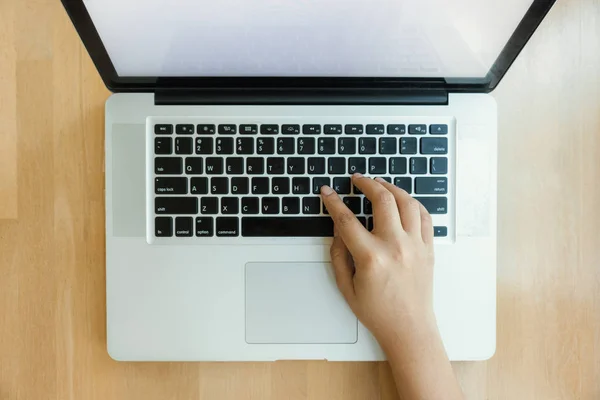 Widok z lotu ptaka kobiety pisanie pracy na laptopie biały drewniany pulpit. Vintage efekt stylu Zdjęcia. — Zdjęcie stockowe