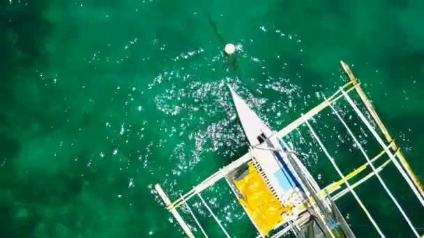 Increíble vista al yate navegando en mar abierto en el día ventoso. Vista del dron - ángulo ocular de las aves . — Vídeo de stock