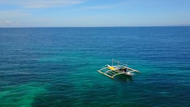 Increíble vista al yate navegando en mar abierto en el día ventoso. Vista del dron - ángulo ocular de las aves . — Vídeos de Stock