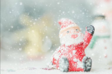 Bir seramik Noel Baba kar yağışı arka plan üzerinde Merry Christmas metin. Güzel neşeli Noel ve mutlu yeni yıl 2018 kar yağışı arka plan üzerinde.