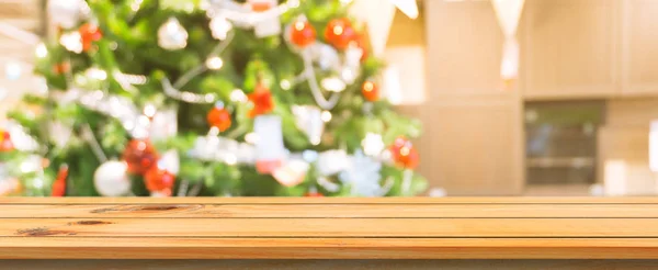 Plateau en bois plateau vide fond flou. Perspective table en bois marron sur fond de sapin de Noël flou. Bannière panoramique. Peut être utilisé modèle pour l'affichage de produits de montage ou la mise en page de conception — Photo