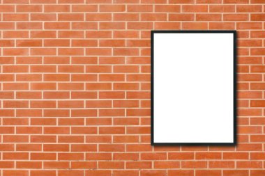 Kırmızı tuğla duvar arka odasında asılı boş poster resim çerçevesi kadar alay - ebilmek var olmak kullanılmış sahte montaj ürünleri için görüntülemek ve tasarım anahtar görsel düzen. Poster iç arka planda kadar alay.