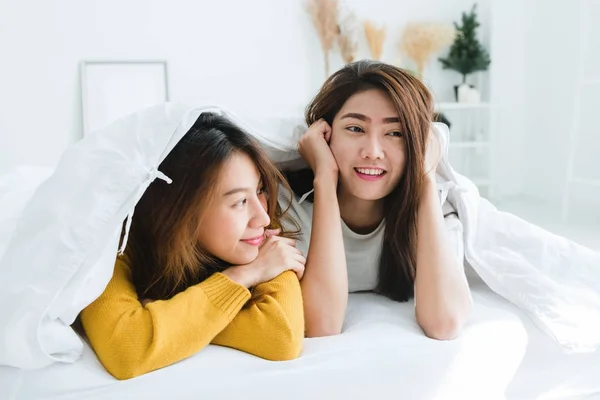 Vue du dessus de belles jeunes femmes asiatiques lesbienne couple heureux montrant surprise et regardant la caméra tout en étant couché dans le lit sous la couverture. Des femmes drôles après le réveil. Couple lesbien ensemble concept intérieur — Photo