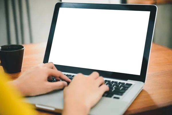 Conceitos de tecnologia de negócios - Estilo de vida digital trabalhando fora do escritório. Mulher mãos digitando computador portátil com tela em branco na mesa no café. Tela de laptop em branco simular para exibição de design — Fotografia de Stock