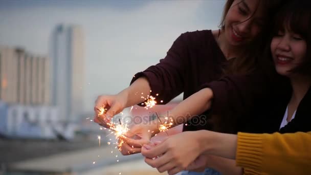 Відкритий Знімок Молодих Людей Вечірці Даху Щаслива Група Друзів Дівчат — стокове відео