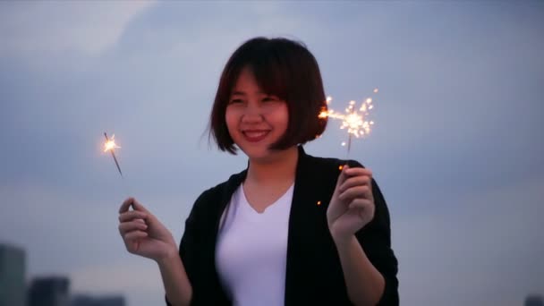 户外拍摄的年轻人在屋顶的聚会 愉快的亚洲妇女享受和演奏烟火在顶面党在黄昏日落 节日庆典节日聚会 青少年生活方式党 — 图库视频影像