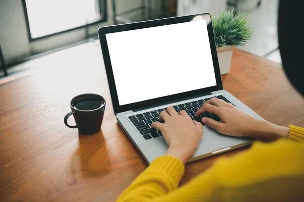 Conceitos de tecnologia de negócios - Estilo de vida digital trabalhando fora do escritório. Mulher mãos digitando computador portátil com tela em branco na mesa no café. Tela de laptop em branco simular para exibição de design — Fotografia de Stock