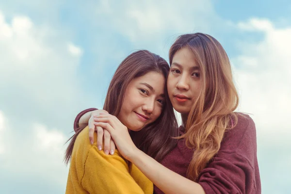 LGBT lesbiennes femmes couple moments de bonheur. Lesbiennes couples de femmes ensemble concept extérieur. Couple lesbien embrassé ensemble relation tombent amoureux. Deux femmes asiatiques s'amusent ensemble sur le toit . — Photo
