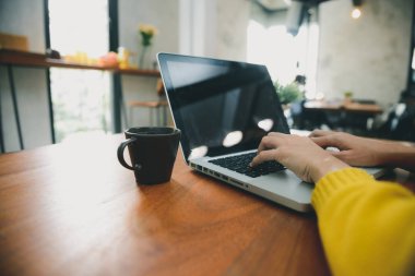 İş teknolojisi kavramları - dijital yaşam tarzı çalışma dış office. Kadın el tipik dizüstü bilgisayar boş ekran ile kafede masada. Boş laptop perde Tasarım görünümünü için sahte