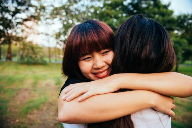 LGBT lezbiyen kadınlar çift anlar mutluluk. Lezbiyen kadınlar çift birlikte açık havada kavramı. Lezbiyen çift kucakladı birlikte ilişkisi aşık. Eğlenceli birlikte park adlı iki Asyalı kadın.