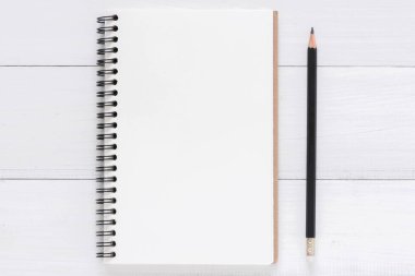 En az çalışma alanı - yaratıcı düz fotoğraf çalışma masası yatıyordu. Beyaz ofis Resepsiyon ahşap masa arka plan açık sahte defter ve kalemler ile. Kopya alanı, düz yatıyordu fotoğraf ile Üstten Görünüm.