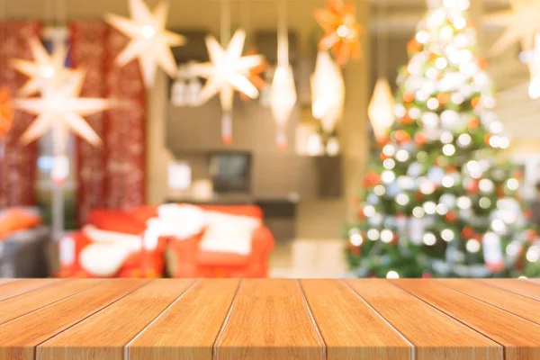 Tavola in legno piano tavolo vuoto su sfondo sfocato. Prospettiva tavolo in legno marrone su albero di Natale sfocatura e sfondo camino, può essere utilizzato mock up per esposizione prodotti di montaggio o layout di design — Foto Stock