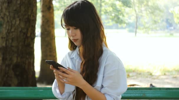 Söt Kvinna Behandlingen Trevlig Textmeddelande Mobiltelefonen När Sitter Parken Varm — Stockvideo