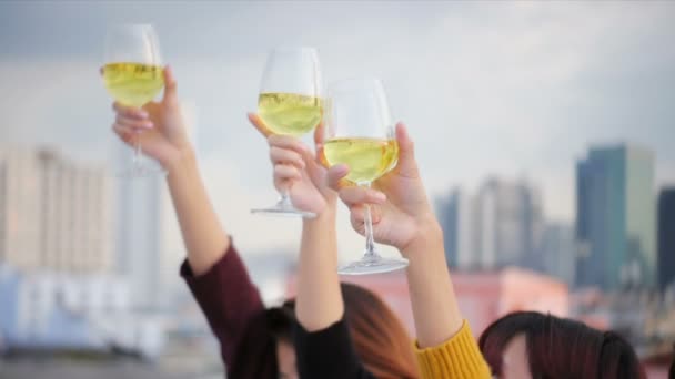 Tiro Livre Jovens Brindando Bebidas Uma Festa Telhado Jovem Asiático — Vídeo de Stock