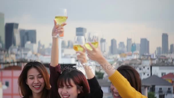 户外拍摄的年轻人在屋顶派对上举杯祝酒 年轻的亚洲女孩朋友在外面喝酒 节日庆典节日聚会 青少年的生活方式派对自由和乐趣户外 — 图库视频影像