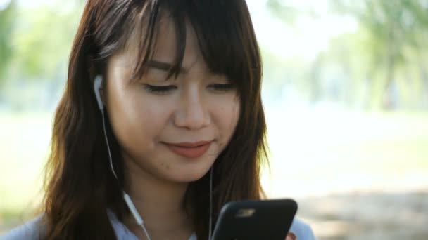 Mujer Linda Está Leyendo Mensaje Texto Agradable Teléfono Móvil Mientras — Vídeo de stock