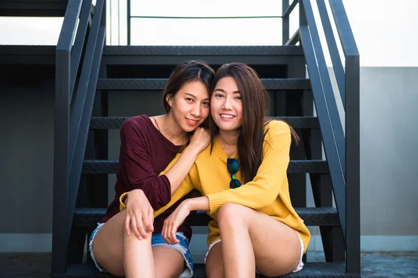 LGBT lezbiyen kadınlar çift anlar mutluluk. Lezbiyen kadınlar çift birlikte açık havada kavramı. Lezbiyen çift kucakladı birlikte ilişkisi aşık. İki Asyalı kadınlar çatı birlikte eğleniyor. — Stok fotoğraf