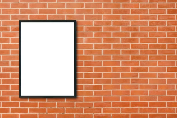 小样空白海报相框挂在房间里的背景墙上红砖 — — 可用于模拟苹果蒙太奇产品显示和设计关键的视觉布局。小样在室内背景海报. — 图库照片