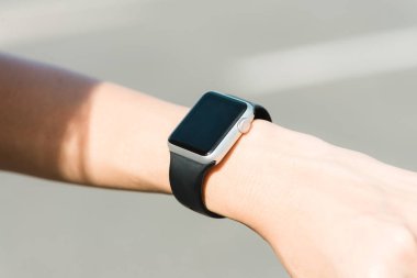 E-posta notifier ile smartwatch kullanan kadın. smartwatch el cihazı bilgisayar Internet İleti e-posta kavramı haber verin. Kadın el smartwatch ile. Teknoloji kavramları