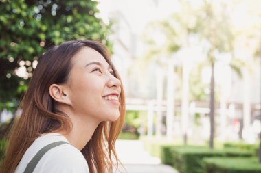 Genç Gezgin Asyalı kadın güzel güneşli dar sokaklar Bangkok, Tayland için hayran. Güneşli bir günde Bangkok, Asya seyahat. Backpacker fotoğrafçı şehir etrafında hareket. Backpacker seyahat kavramı.